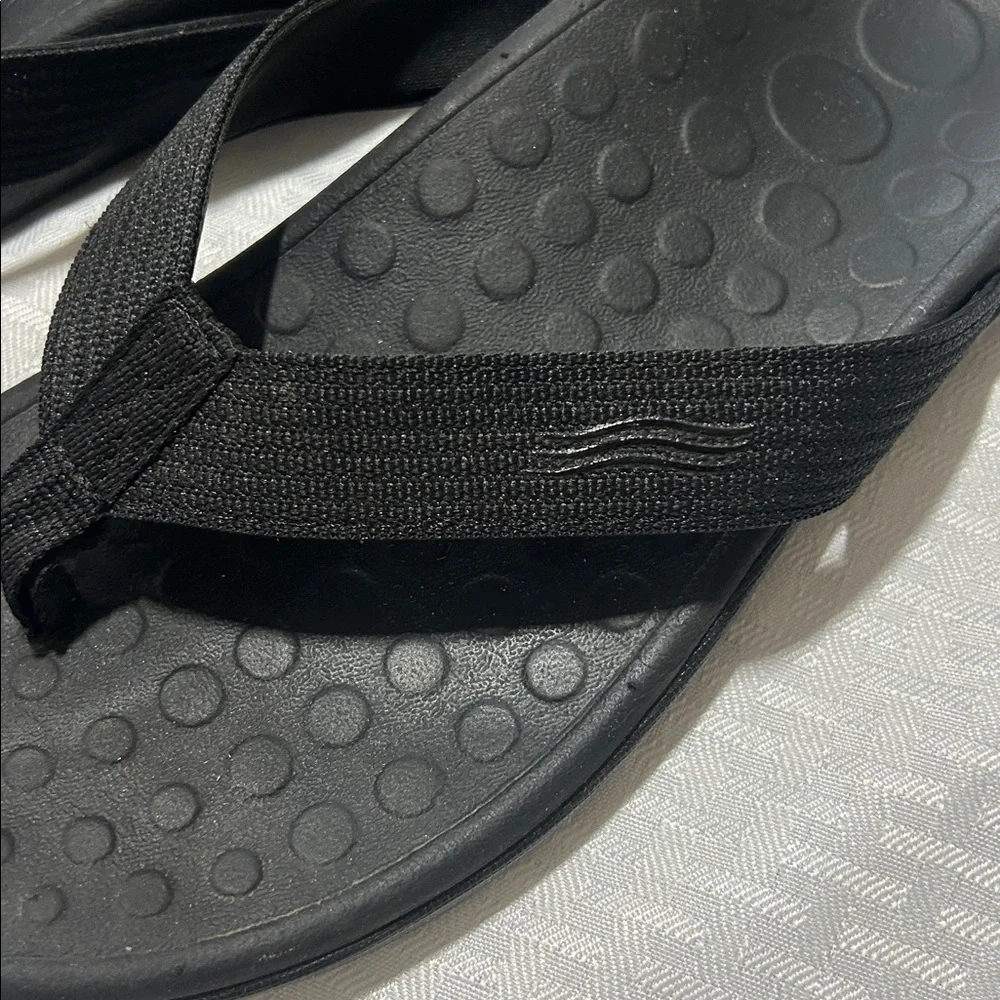 Vionic Wave 44 Black Flip-Flops 7 / 8 - Picture 5 of 15